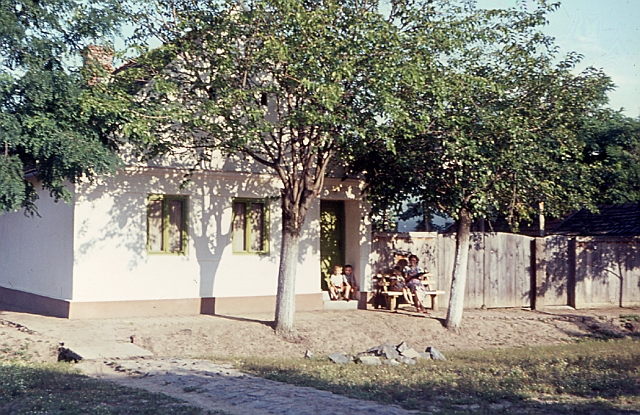 Vor dem Haus.jpg